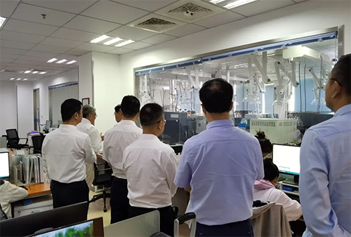 陈博士带领杨副市长一行人参观了美迪西规范化的先进实验室,讲解了药物临床前的研发和IND申报流程。
