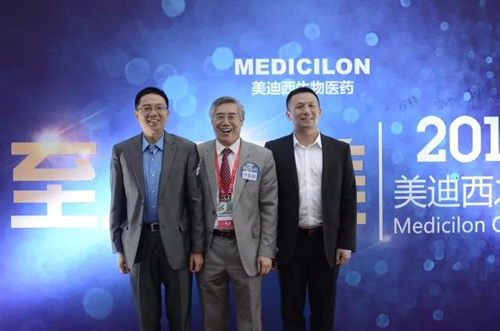 参加晚宴的嘉宾们在游船前留影 参加晚宴的嘉宾们在游船前留影