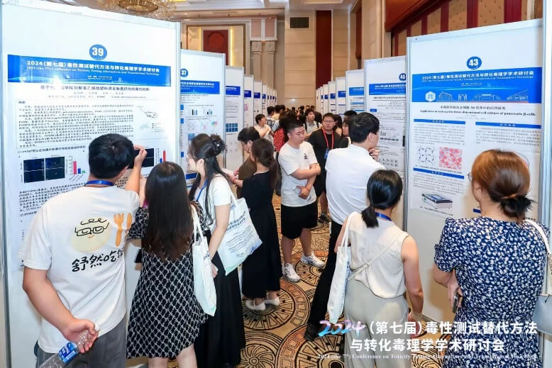 壁报展示交流.jpg 壁报展示交流.jpg